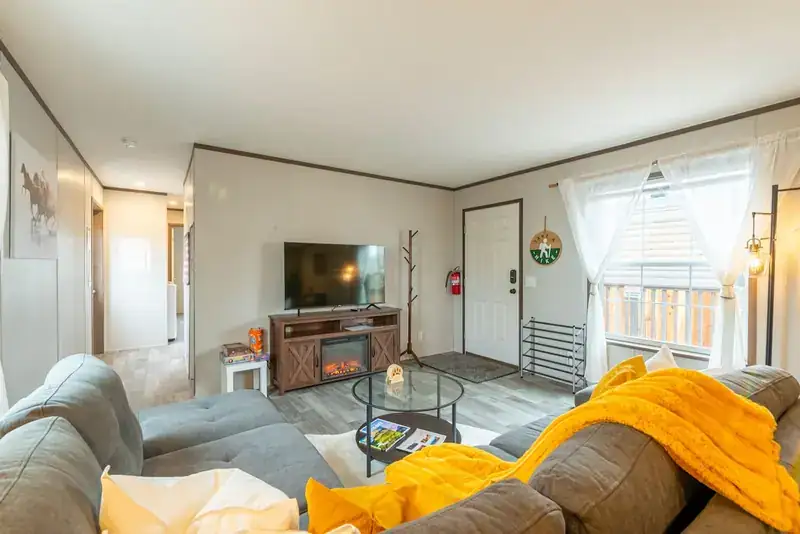 Comfy Lodge House: Living room with sofa and TV