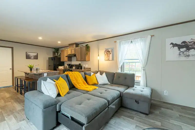 Comfy Lodge House: Living room sectional and dining area