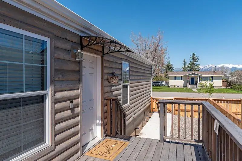 Comfy Lodge House: Front deck and entry of the home