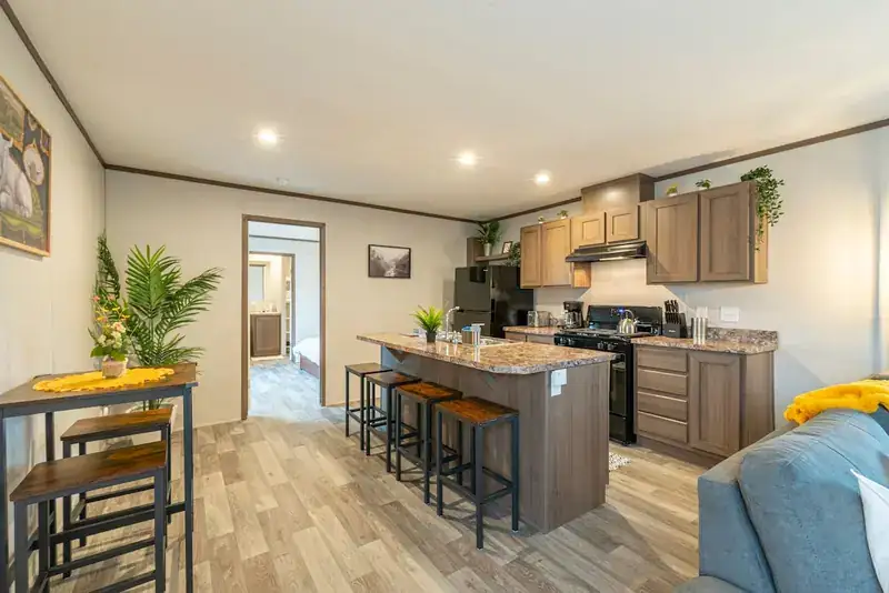 Comfy Lodge House: Kitchen with breakfast bar and stools
