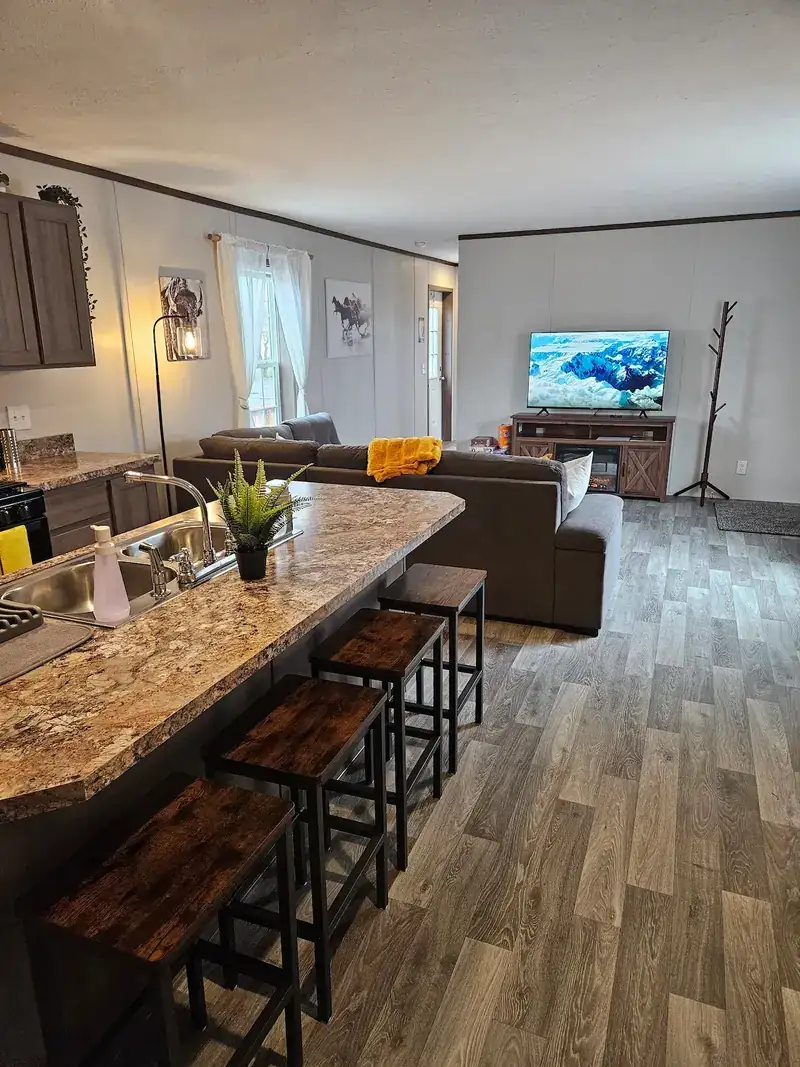 Comfy Lodge House: Kitchen bar seating looking into living room