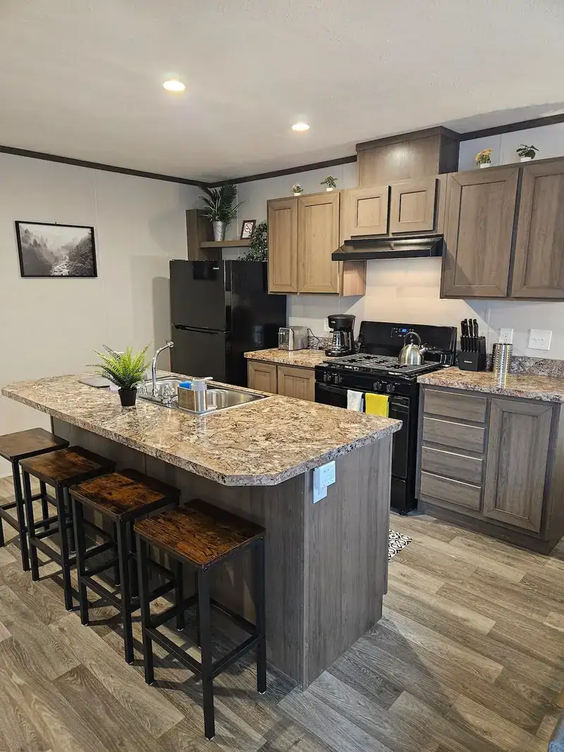 Comfy Lodge House: Kitchen island with stools