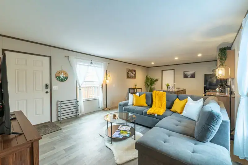 Comfy Lodge House: Living room seen from the entry door
