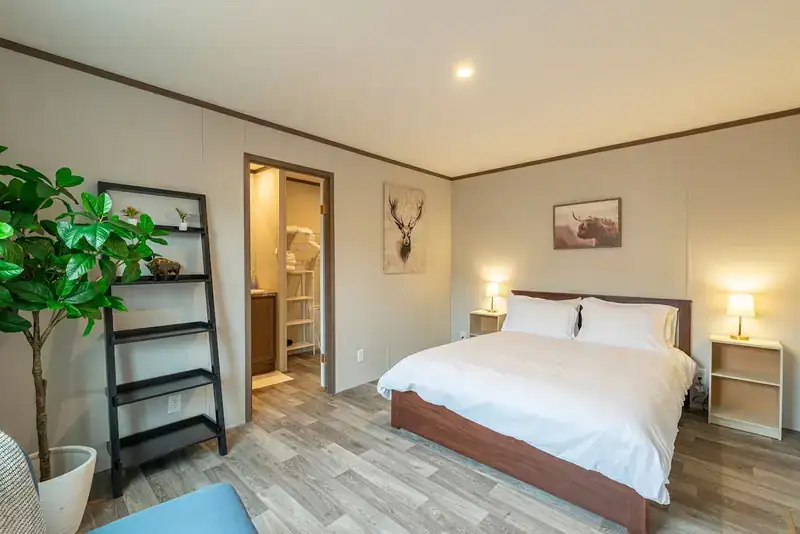 Comfy Lodge House: Bedroom with queen bed and shelf