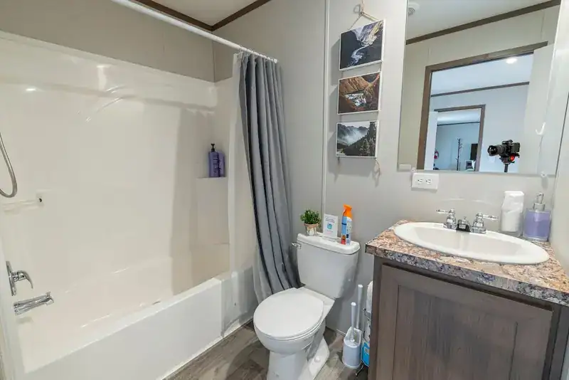 Comfy Lodge House: Bathroom with tub and shower