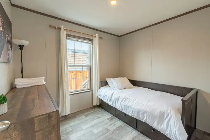 Comfy Lodge House: Bedroom with daybed by window