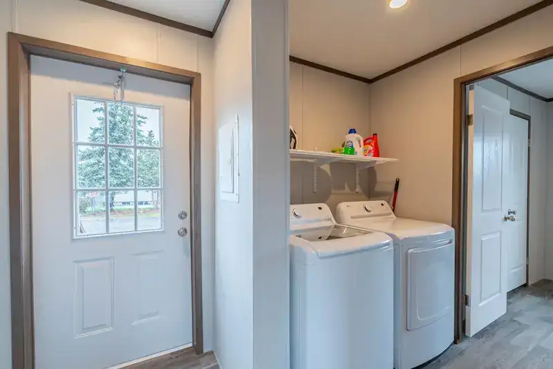 Comfy Lodge House: Laundry area with washer and dryer