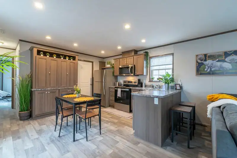 Cozy 3BR Lodge: Kitchen and dining area