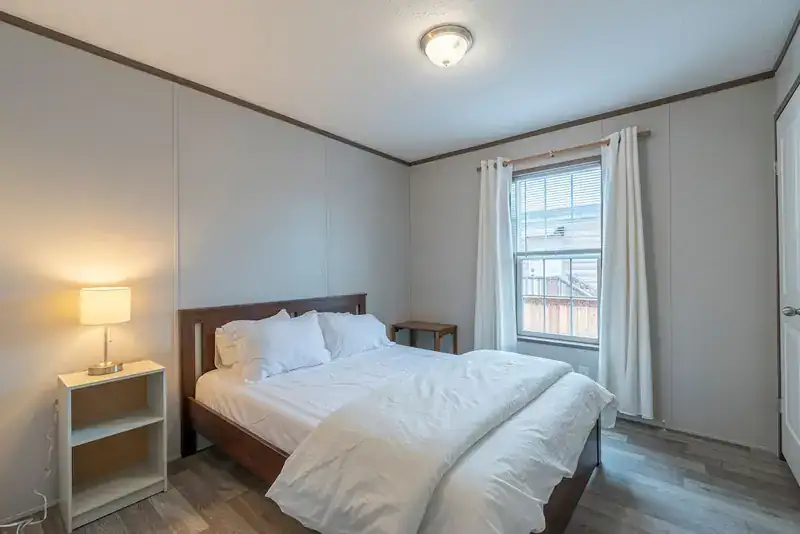 Cozy 3BR Lodge: Bedroom with bed by window