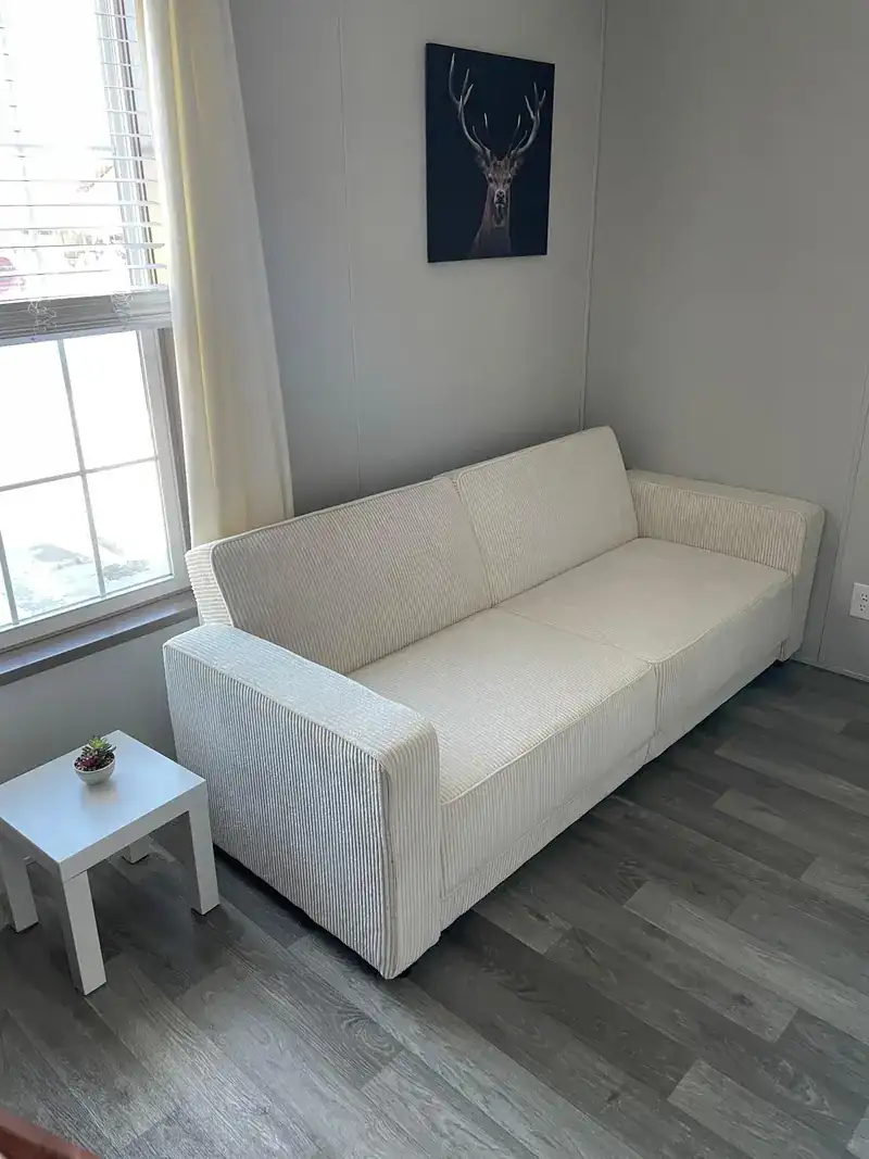 Cozy 3BR Lodge: Sitting area with sofa