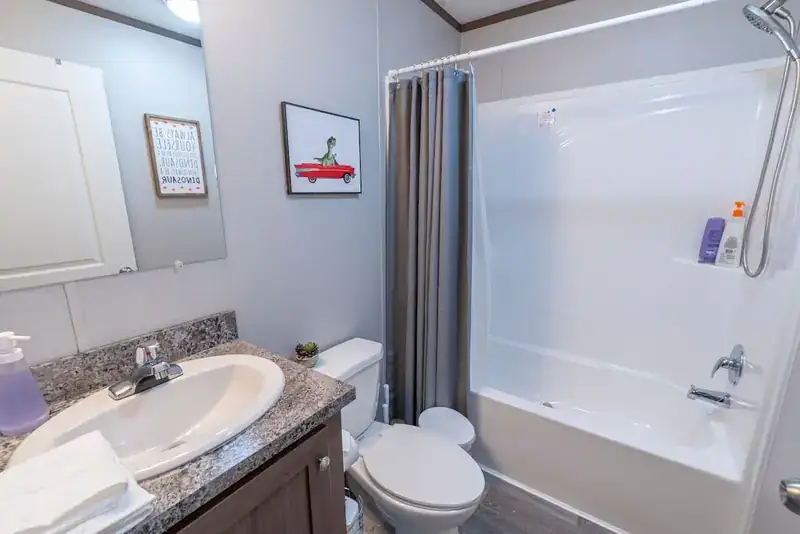 Cozy 3BR Lodge: Bathroom with tub and shower