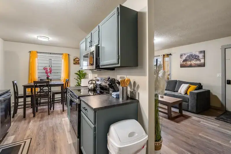 Entire duplex: Kitchen and dining area