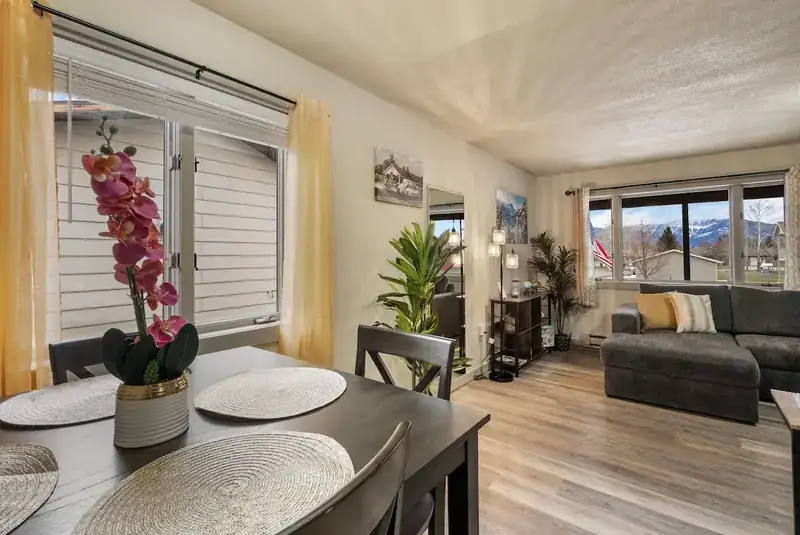 Modern Mountainview A: Dining table with living room beyond