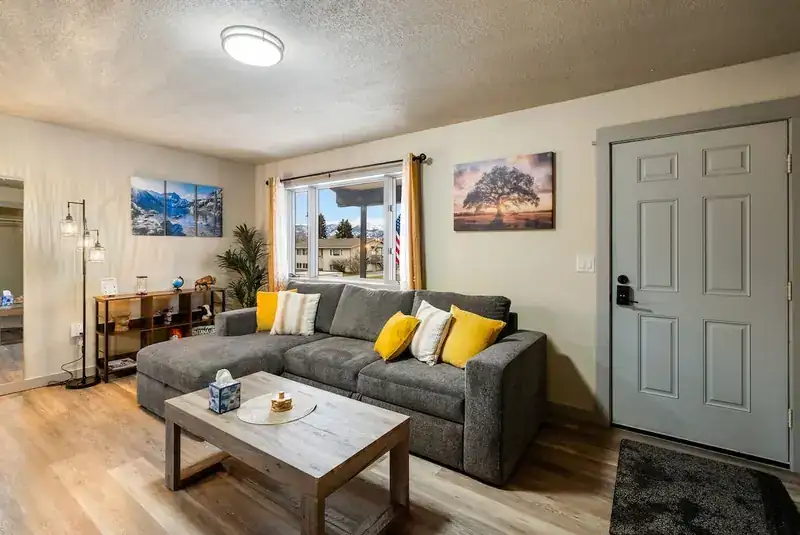 Modern Mountainview A: Living room with sofa by front door