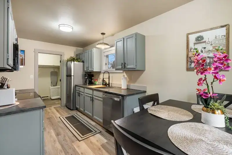 Modern Mountainview A: Kitchen with dining table