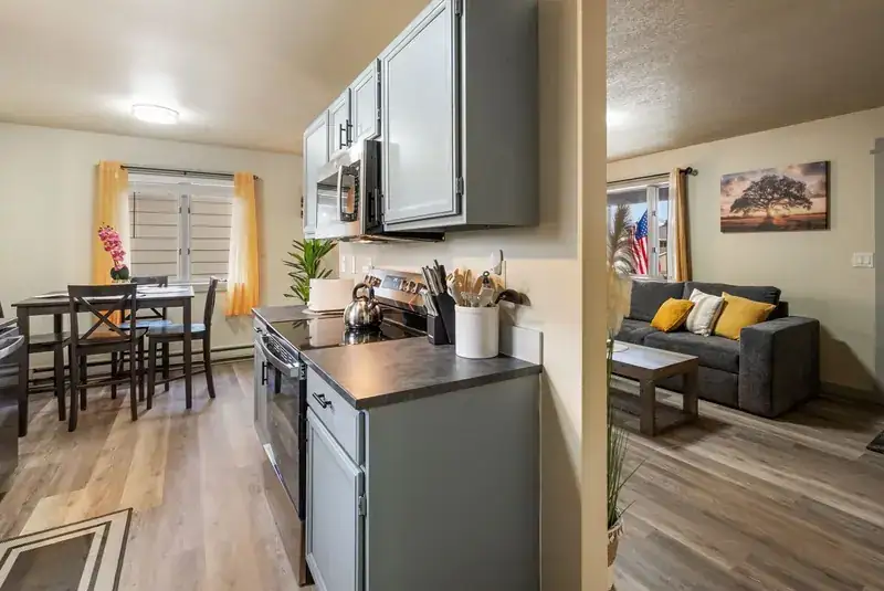 Modern Mountainview A: Kitchen with dining area and living room beyond