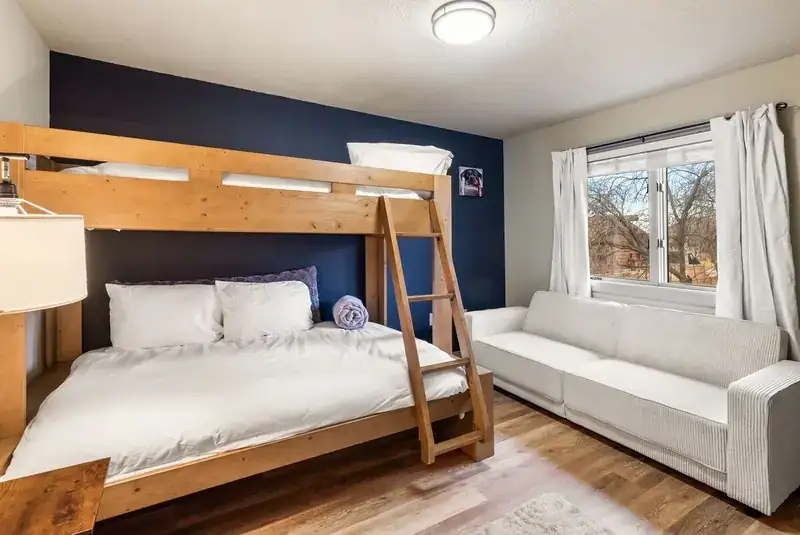 Modern Mountainview A: Bedroom with bunk bed and sofa