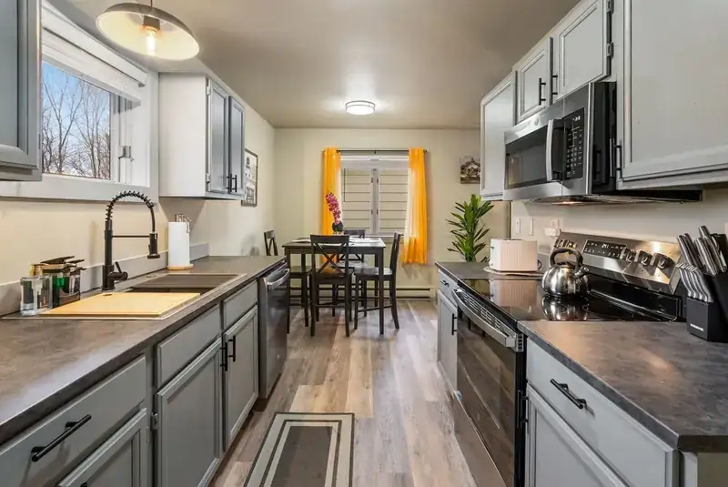 Modern Mountainview A: Kitchen with sink and stove