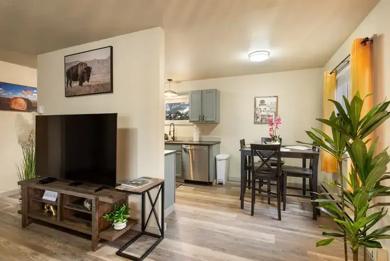 Modern Mountainview A: Living area with TV and dining table