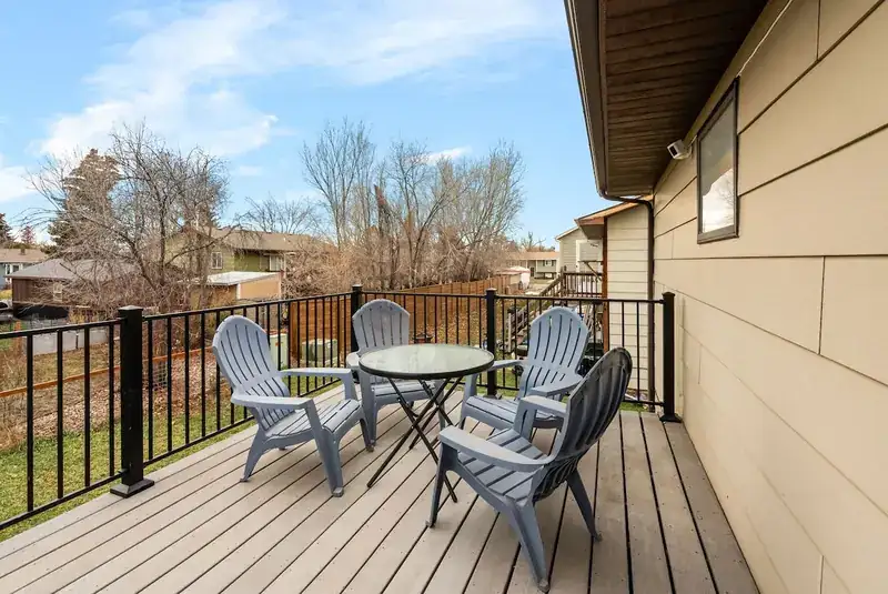 Modern Mountainview A: Deck with patio chairs and table