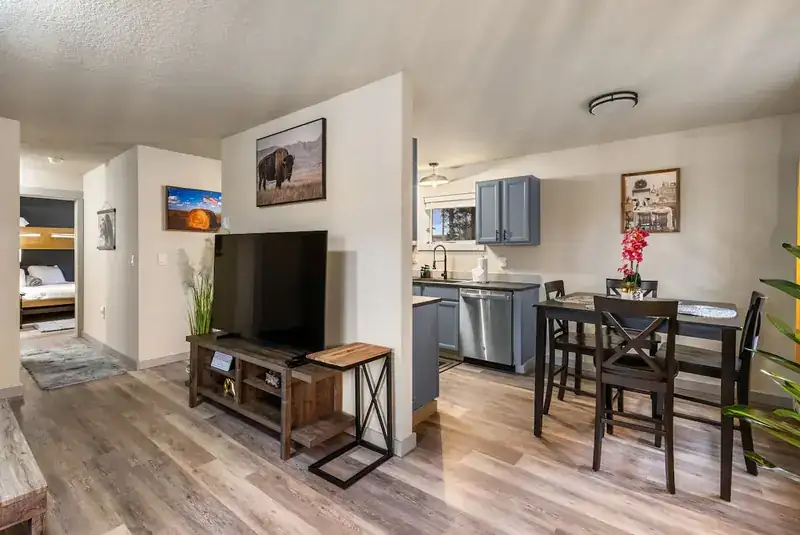 Modern Mountainview B: Living area with TV and dining table