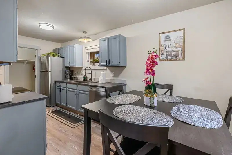 Modern Mountainview B: Kitchen with dining table