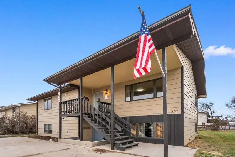 Modern Mountainview B: Duplex exterior with upper deck and stairs