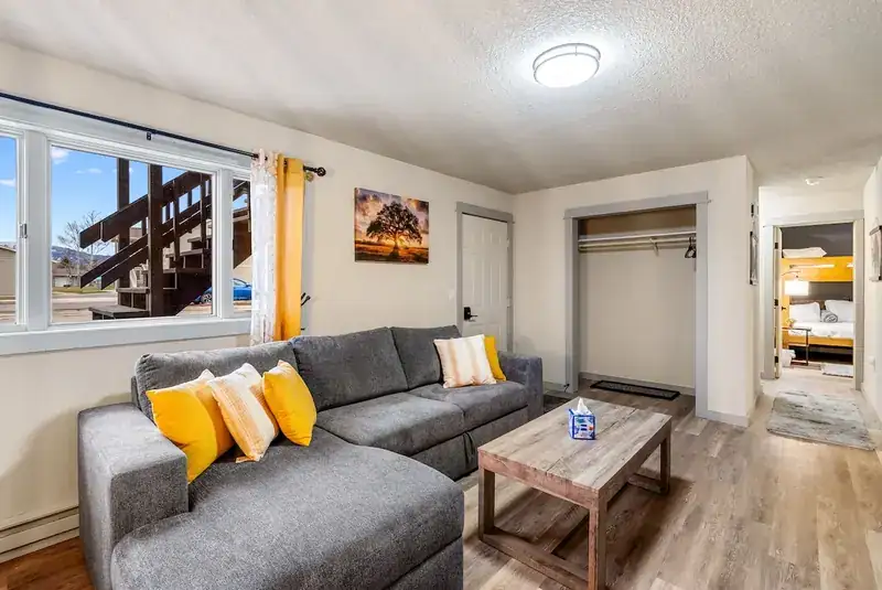 Modern Mountainview B: Living room with sectional sofa