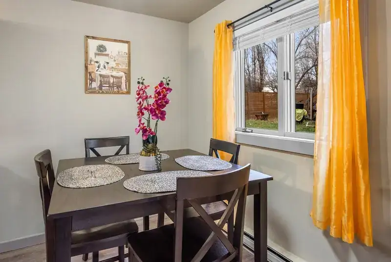 Modern Mountainview B: Dining table by window