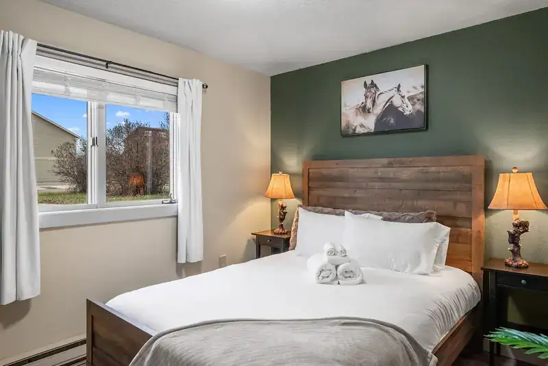 Modern Mountainview B: Bedroom with queen bed