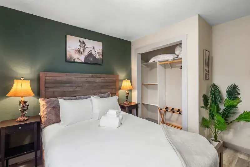Modern Mountainview B: Bedroom with queen bed and closet