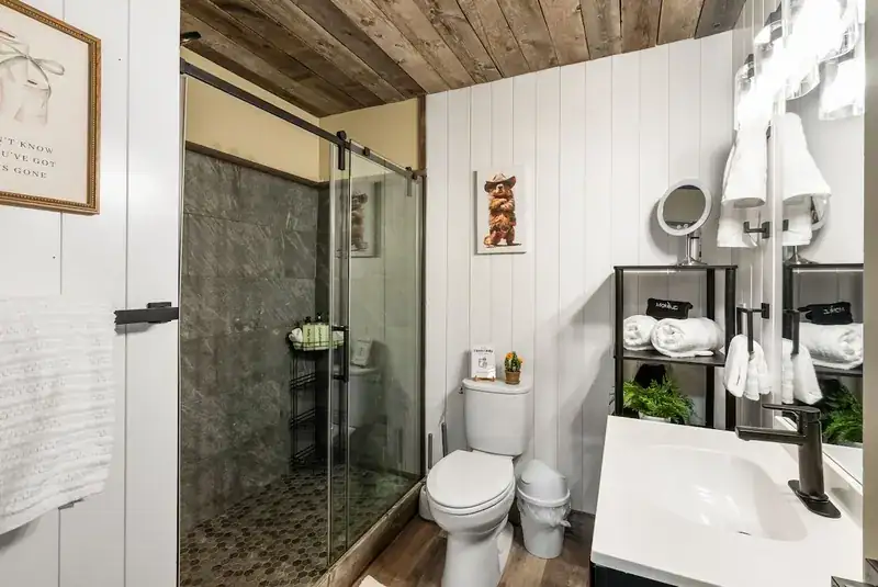 Modern Mountainview B: Bathroom with glass shower