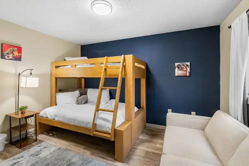 Modern Mountainview B: Bedroom with bunk bed