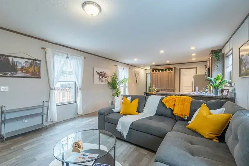 Sky 3BR Lodge: Living room with sectional sofa