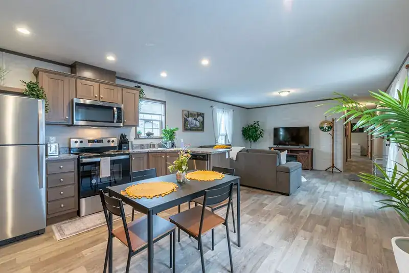 Sky 3BR Lodge: Kitchen with dining table