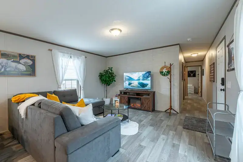 Sky 3BR Lodge: Living room with sofa, TV and hallway