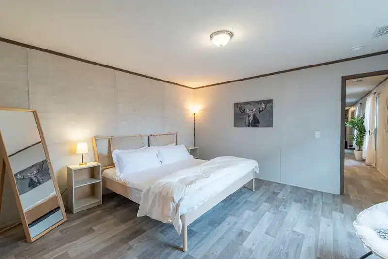 Sky 3BR Lodge: Main bedroom with queen bed and mirror