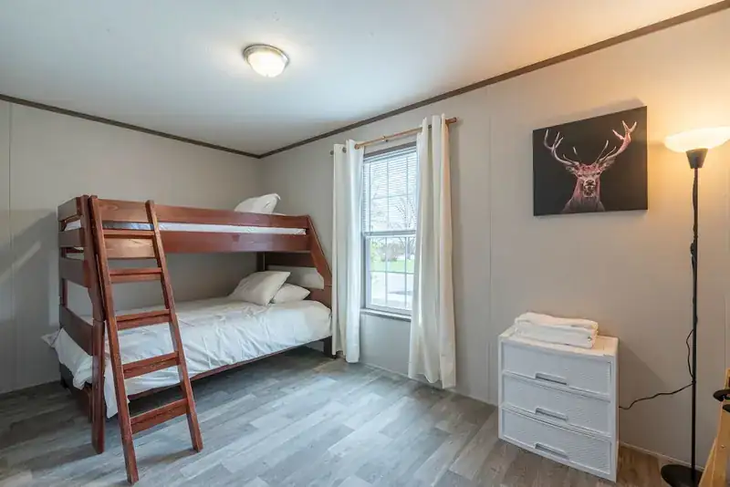 Sky 3BR Lodge: Bedroom with bunk bed