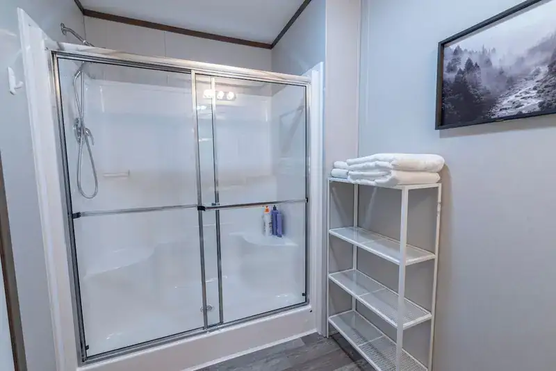 Sky 3BR Lodge: Bathroom with walk-in shower