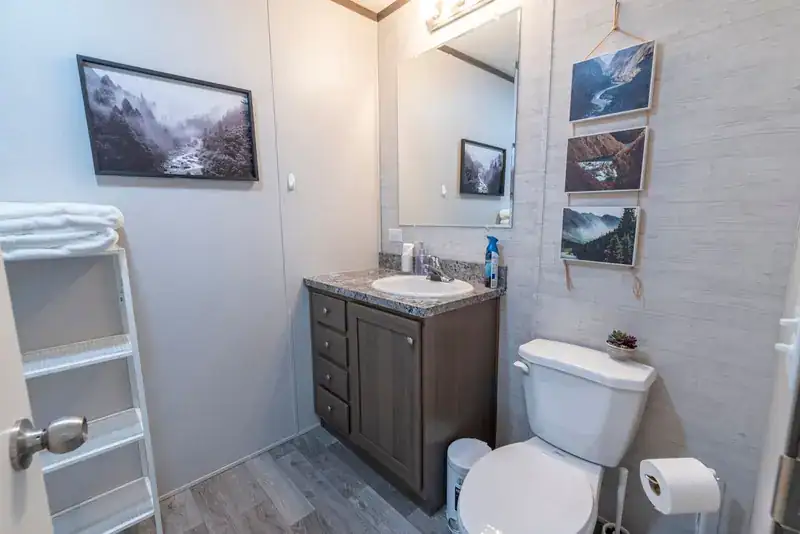 Sky 3BR Lodge: Bathroom with vanity and toilet