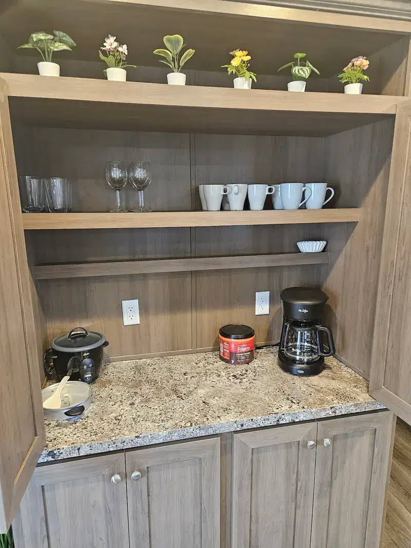 Sky 3BR Lodge: Coffee station with mugs